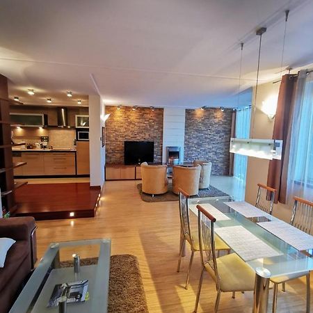 Uroczy Apartament Przy Deptaku Z Parkingiem. Polanica-Zdrój Exterior foto