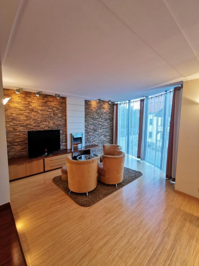 Uroczy Apartament Przy Deptaku Z Parkingiem. Polanica-Zdrój Exterior foto