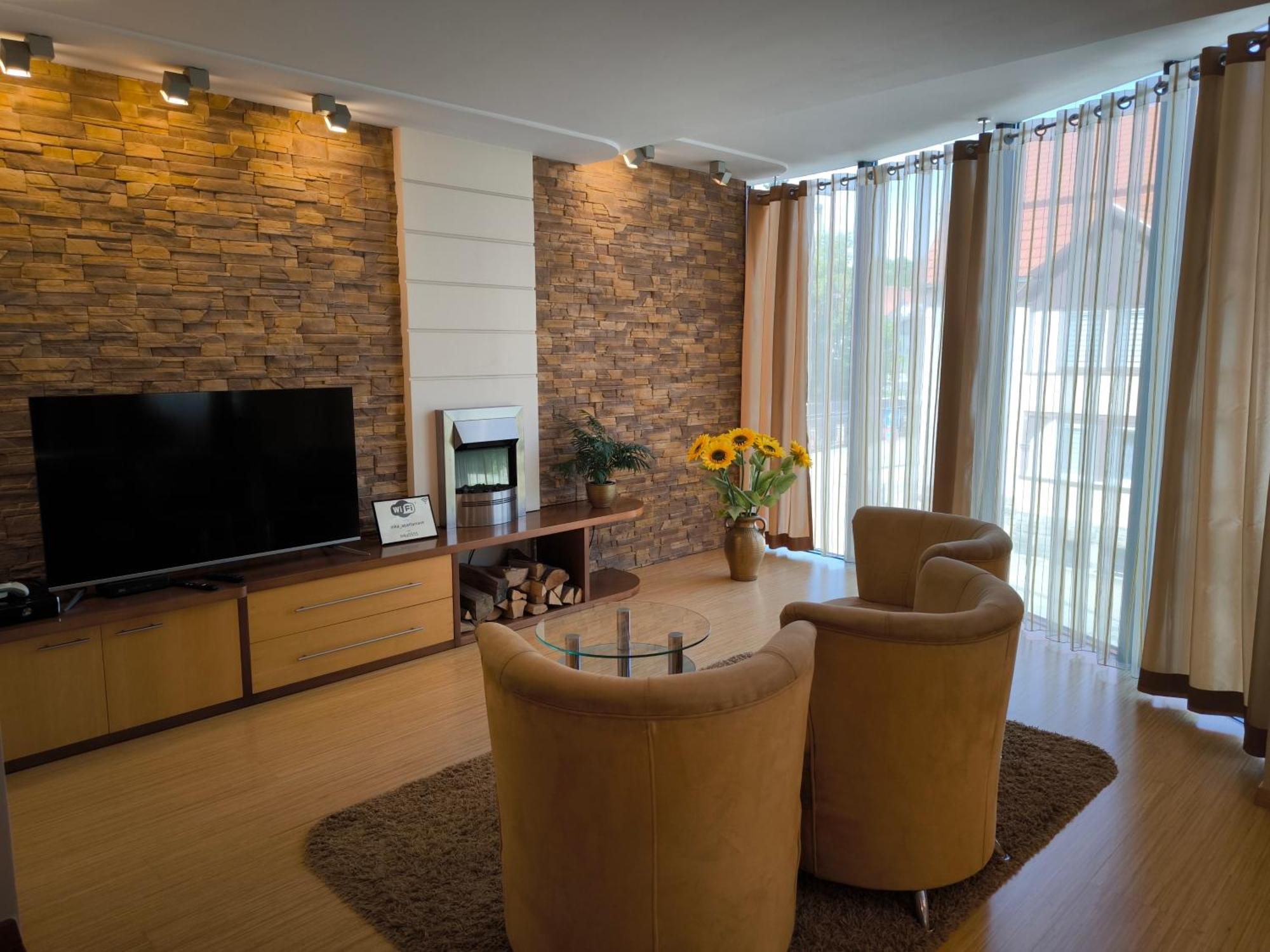Uroczy Apartament Przy Deptaku Z Parkingiem. Polanica-Zdrój Exterior foto