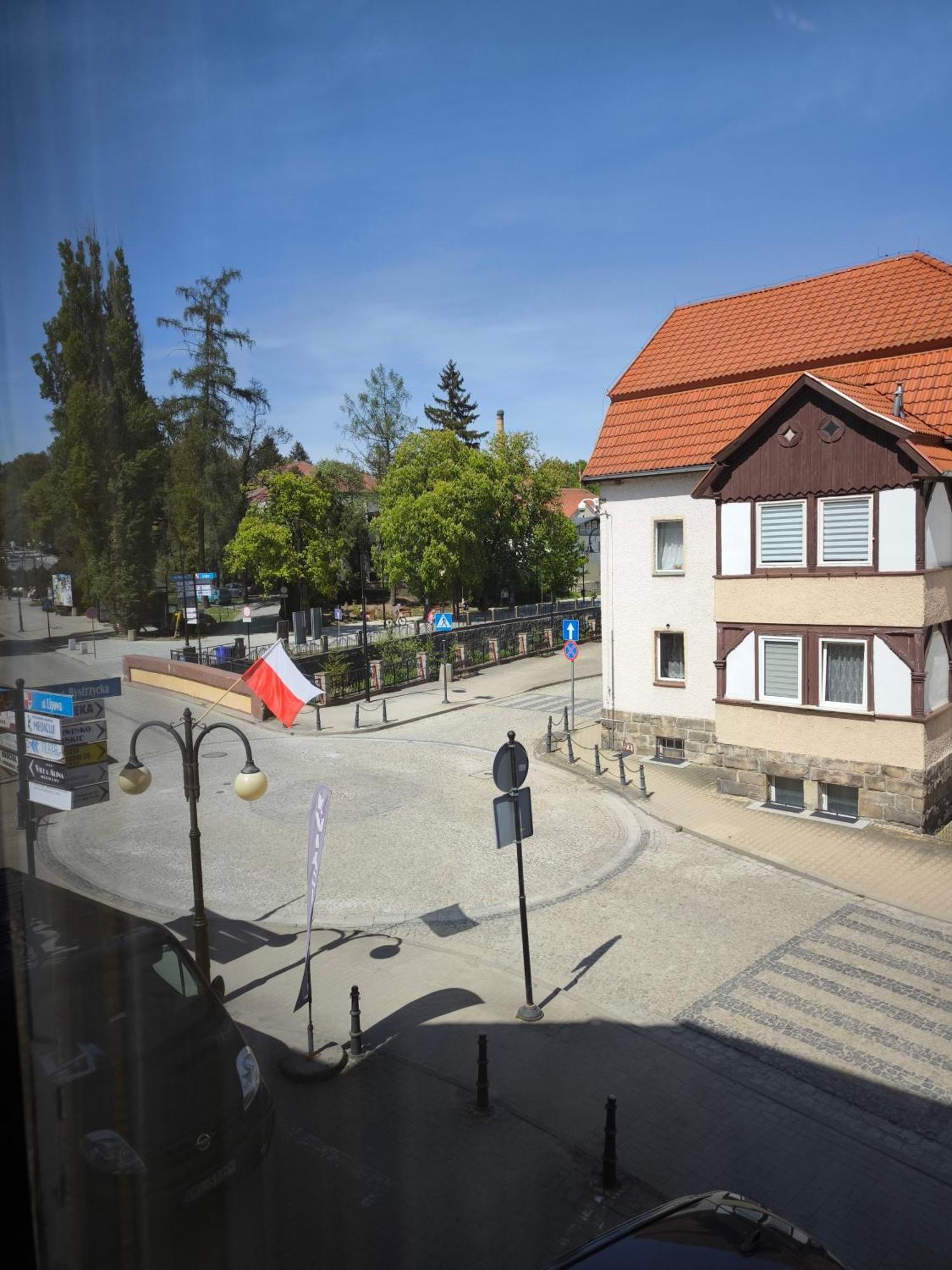 Uroczy Apartament Przy Deptaku Z Parkingiem. Polanica-Zdrój Exterior foto